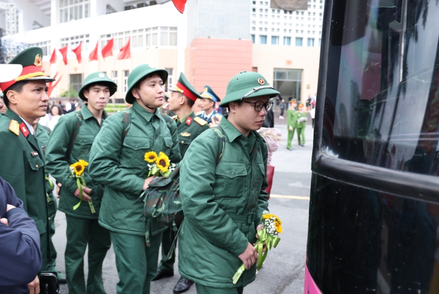 Tiếp bước truyền thống, thanh niên Thủ đô vững bước lên đường nhập ngũ- Ảnh 7. Tiếp bước truyền thống, thanh niên Thủ đô vững bước lên đường nhập ngũ- Ảnh 7.