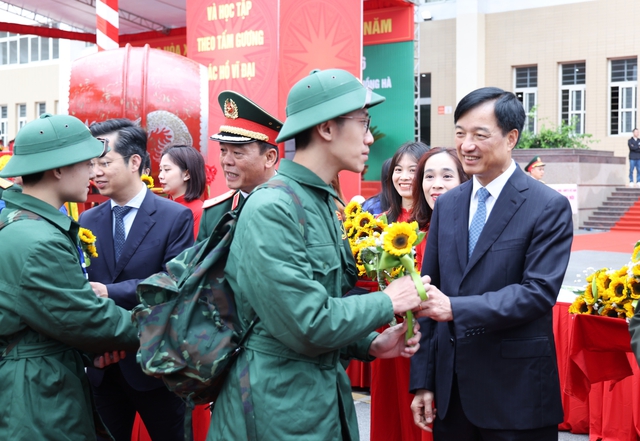 Tiếp bước truyền thống, thanh niên Thủ đô vững bước lên đường nhập ngũ- Ảnh 1. Tiếp bước truyền thống, thanh niên Thủ đô vững bước lên đường nhập ngũ- Ảnh 1.