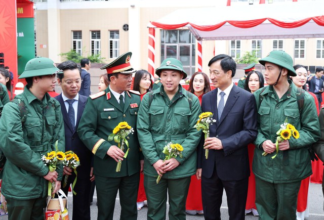 Tiếp bước truyền thống, thanh niên Thủ đô vững bước lên đường nhập ngũ- Ảnh 3. Tiếp bước truyền thống, thanh niên Thủ đô vững bước lên đường nhập ngũ- Ảnh 3.