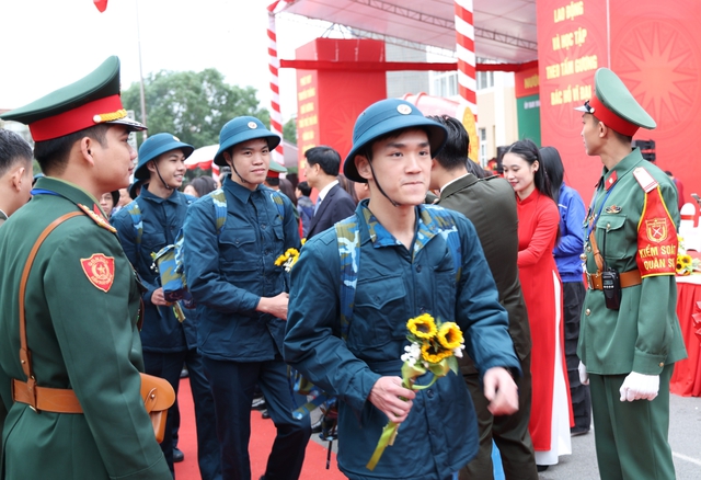Tiếp bước truyền thống, thanh niên Thủ đô vững bước lên đường nhập ngũ- Ảnh 4. Tiếp bước truyền thống, thanh niên Thủ đô vững bước lên đường nhập ngũ- Ảnh 4.