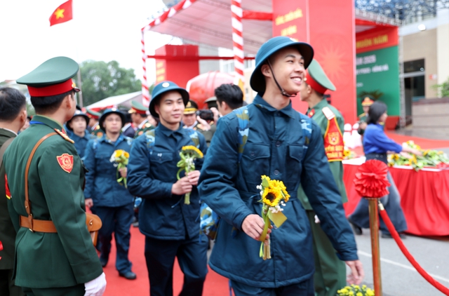 Tiếp bước truyền thống, thanh niên Thủ đô vững bước lên đường nhập ngũ- Ảnh 8. Tiếp bước truyền thống, thanh niên Thủ đô vững bước lên đường nhập ngũ- Ảnh 8.