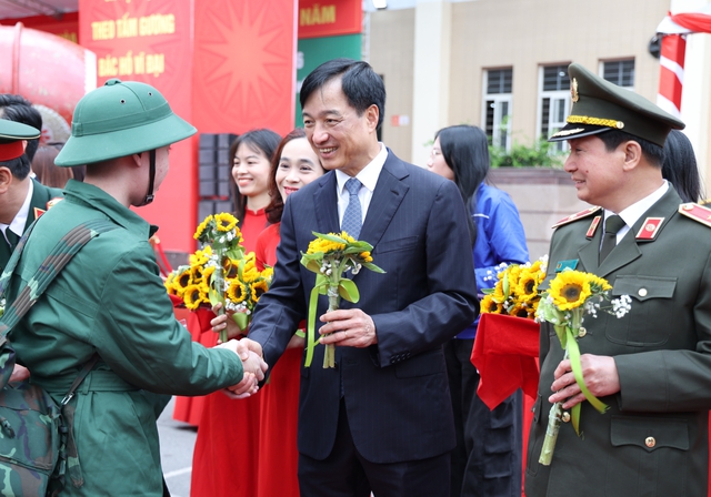 Tiếp bước truyền thống, thanh niên Thủ đô vững bước lên đường nhập ngũ- Ảnh 2. Tiếp bước truyền thống, thanh niên Thủ đô vững bước lên đường nhập ngũ- Ảnh 2.