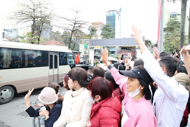 Tiếp bước truyền thống, thanh niên Thủ đô vững bước lên đường nhập ngũ- Ảnh 9. Tiếp bước truyền thống, thanh niên Thủ đô vững bước lên đường nhập ngũ- Ảnh 9.