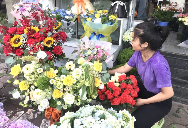 Thị trường hoa, quà tặng dịp 8/3: Mẫu mã đa dạng, mới lạ- Ảnh 1.