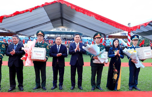 Chủ tịch UBND TP. Hà Nội động viên công dân lên đường nhập ngũ- Ảnh 4. Chủ tịch UBND TP. Hà Nội động viên công dân lên đường nhập ngũ- Ảnh 4.