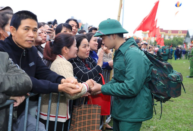 Chủ tịch UBND TP. Hà Nội động viên công dân lên đường nhập ngũ- Ảnh 6. Chủ tịch UBND TP. Hà Nội động viên công dân lên đường nhập ngũ- Ảnh 6.