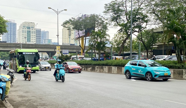 Thúc đẩy chuyển đổi taxi điện, hướng tới giao thông ‘xanh’ - Ảnh 1.