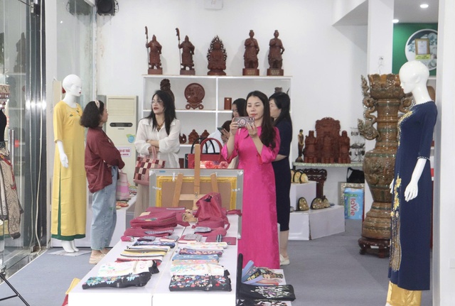 Chuyển đổi số: ‘Đòn bẩy’ nâng cao năng lực cạnh tranh cho sản phẩm làng nghề- Ảnh 1.