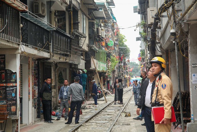 Phường Hoàn Kiếm quyết liệt xử lý vi phạm an toàn đường sắt- Ảnh 1.