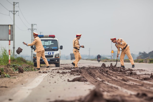 Xây dựng hình ảnh người Công an Thủ đô bản lĩnh, nhân văn, thanh lịch, hiện đại- Ảnh 3. Xây dựng hình ảnh người Công an Thủ đô bản lĩnh, nhân văn, thanh lịch, hiện đại- Ảnh 3.