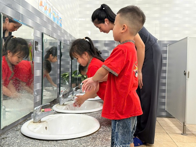 Y tế và giáo dục phối hợp nâng cao công tác phòng chống dịch bệnh tay chân miệng- Ảnh 2.