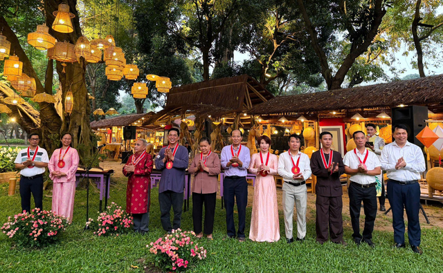 Khai mạc Chương trình ‘Vườn Ánh sáng’ tại Văn Miếu – Quốc Tử Giám- Ảnh 1. Khai mạc Chương trình ‘Vườn Ánh sáng’ tại Văn Miếu – Quốc Tử Giám- Ảnh 1.