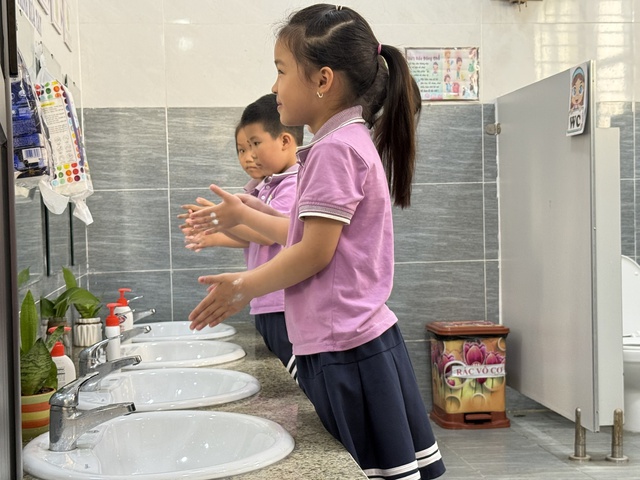 Các trường học chủ động ngăn ngừa bệnh tay chân miệng từ sớm- Ảnh 2.