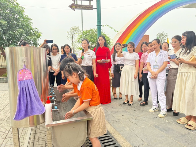 Hành động sớm, phòng dịch hiệu quả trước nguy cơ gia tăng bệnh tay chân miệng- Ảnh 3. Hành động sớm, phòng dịch hiệu quả trước nguy cơ gia tăng bệnh tay chân miệng- Ảnh 3.