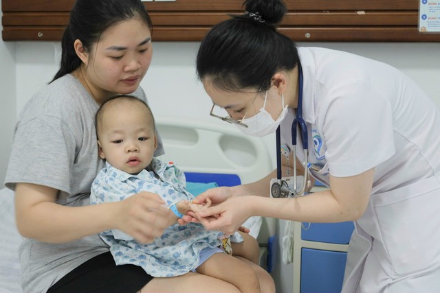 Tăng cường y tế cơ sở, nâng cao chất lượng khám chữa bệnh và kiểm soát dịch bệnh hiệu quả- Ảnh 2. Tăng cường y tế cơ sở, nâng cao chất lượng khám chữa bệnh và kiểm soát dịch bệnh hiệu quả- Ảnh 2.