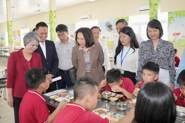 Hà Nội tăng cường quản lý an toàn thực phẩm tại bếp ăn tập thể, trường học và thức ăn đường phố- Ảnh 1.