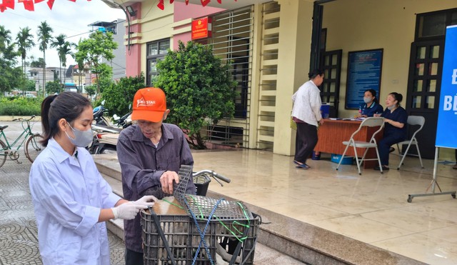 Kiểm tra công tác tiêm phòng dịch bệnh vật nuôi tại cơ sở- Ảnh 1.