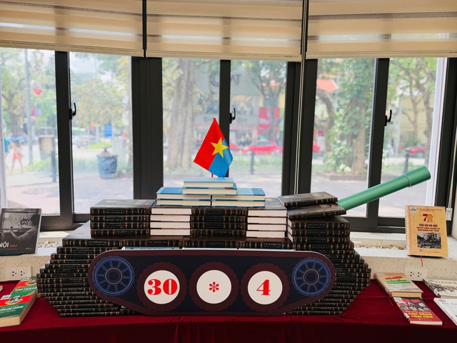 Trưng bày hơn 300 tài liệu sách, báo 'Việt Nam – Vang mãi những chiến công'- Ảnh 1.