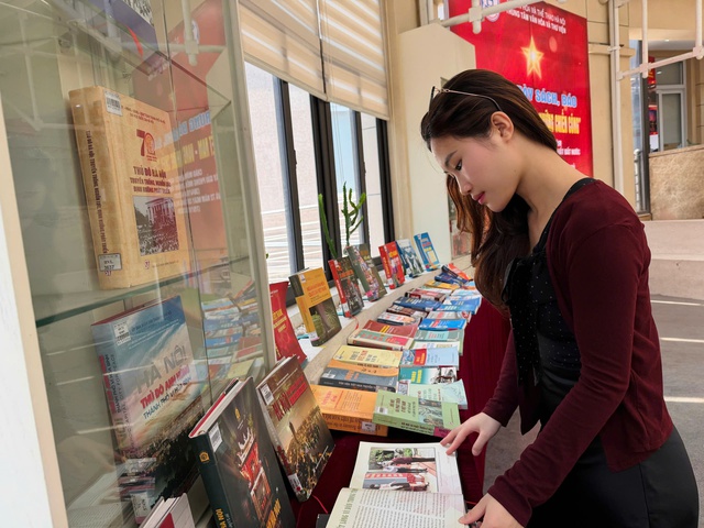 Trưng bày hơn 300 tài liệu sách, báo 'Việt Nam – Vang mãi những chiến công'- Ảnh 2.