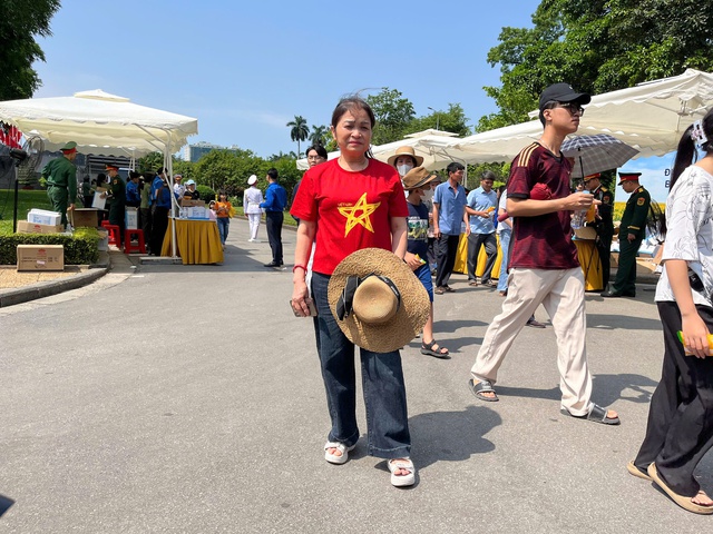 Ấm áp tình người bên Lăng Bác: 110.000 suất quà nghĩa tình dành tặng du khách - Ảnh 3.