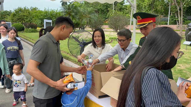 Ấm áp tình người bên Lăng Bác: 110.000 suất quà nghĩa tình dành tặng du khách - Ảnh 1.