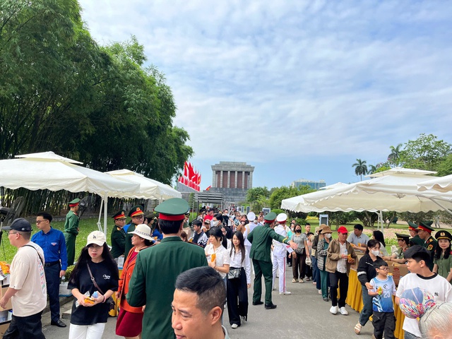 Ấm áp tình người bên Lăng Bác: 110.000 suất quà nghĩa tình dành tặng du khách - Ảnh 2.