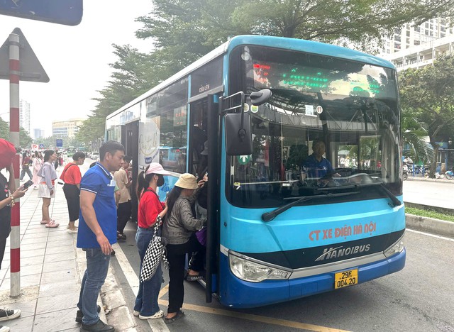 Hà Nội chưa có chủ trương miễn tiền vé xe buýt cho toàn dân- Ảnh 1. Hà Nội chưa có chủ trương miễn tiền vé xe buýt cho toàn dân- Ảnh 1.