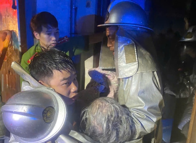 Kịp thời dập tắt đám cháy trong đêm, giải cứu an toàn 2 người mắc kẹt- Ảnh 1. Kịp thời dập tắt đám cháy trong đêm, giải cứu an toàn 2 người mắc kẹt- Ảnh 1.