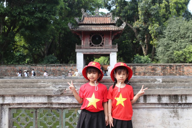 Hà Nội rực rỡ sắc màu, đón lượng khách lớn dịp nghỉ lễ 30/4 - 1/5- Ảnh 3.