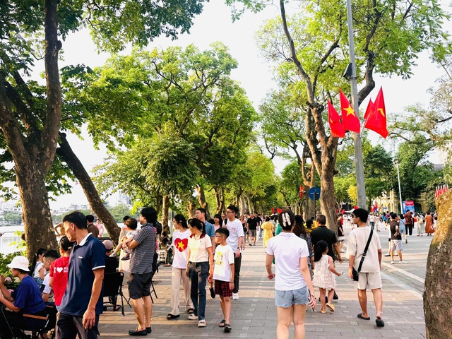 Hà Nội rực rỡ sắc màu, đón lượng khách lớn dịp nghỉ lễ 30/4 - 1/5- Ảnh 7.