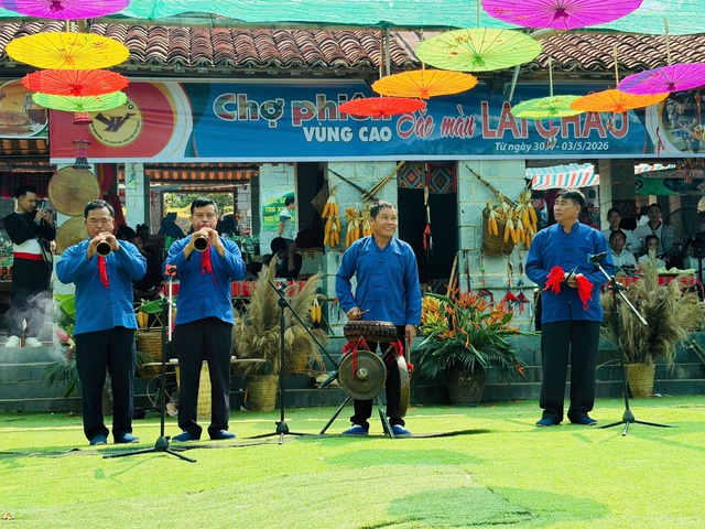 Hà Nội rực rỡ sắc màu, đón lượng khách lớn dịp nghỉ lễ 30/4 - 1/5- Ảnh 9.