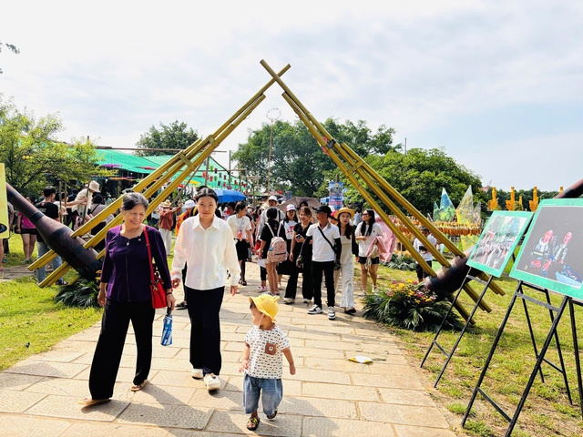 Hà Nội rực rỡ sắc màu, đón lượng khách lớn dịp nghỉ lễ 30/4 - 1/5- Ảnh 10.