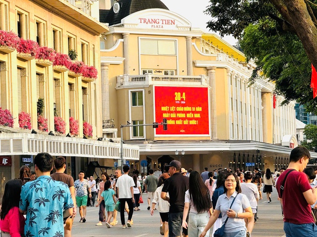 Hà Nội rực rỡ sắc màu, đón lượng khách lớn dịp nghỉ lễ 30/4 - 1/5- Ảnh 4.