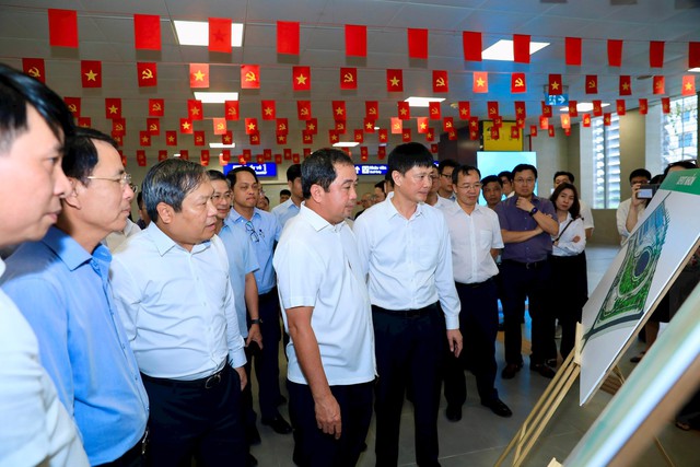 Bí thư Thành ủy Hà Nội kiểm tra vận hành Metro Nhổn - Ga Hà Nội, đôn đốc tiến độ ga ngầm S12- Ảnh 1.