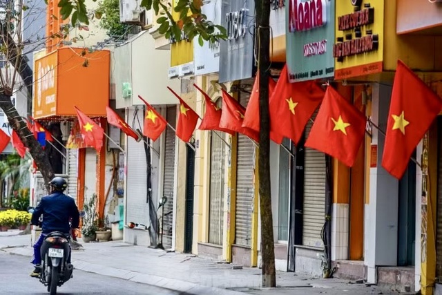 Hà Nội treo cờ Tổ quốc kỷ niệm 136 năm Ngày sinh Chủ tịch Hồ Chí Minh- Ảnh 1. Hà Nội treo cờ Tổ quốc kỷ niệm 136 năm Ngày sinh Chủ tịch Hồ Chí Minh- Ảnh 1.
