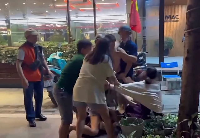 Khởi tố vụ án 'Gây rối trật tự công cộng' xảy ra tại phố Hoàng Cầu - Ảnh 2. Khởi tố vụ án 'Gây rối trật tự công cộng' xảy ra tại phố Hoàng Cầu - Ảnh 2.