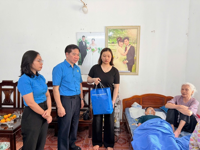 Thăm, tặng quà nữ công nhân nhân Tháng Công nhân- Ảnh 1.