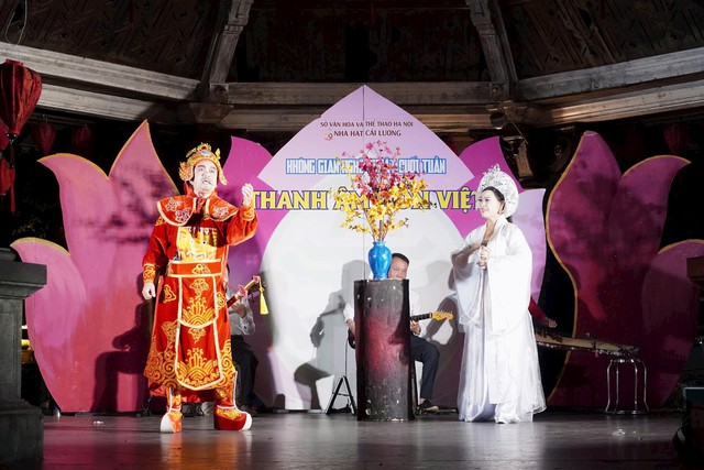 Âm thanh hiện đại kết hợp truyền thống giữa phố đi bộ Hồ Gươm- Ảnh 1. Âm thanh hiện đại kết hợp truyền thống giữa phố đi bộ Hồ Gươm- Ảnh 1.