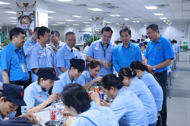 Ấm áp 'Bữa cơm Công đoàn'- Ảnh 2.