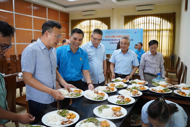 Ấm áp 'Bữa cơm Công đoàn'- Ảnh 1.