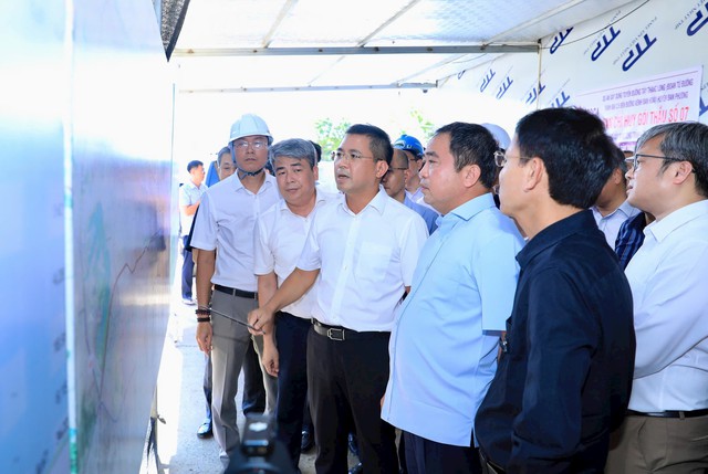 Tập trung đẩy nhanh tiến độ triển khai toàn tuyến đường trục Tây Thăng Long- Ảnh 1. Tập trung đẩy nhanh tiến độ triển khai toàn tuyến đường trục Tây Thăng Long- Ảnh 1.