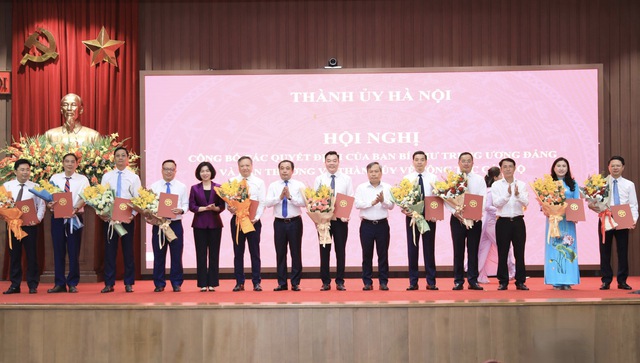 Công bố các quyết định của Ban Bí thư Trung ương Đảng và Ban Thường vụ Thành ủy Hà Nội về công tác cán bộ- Ảnh 1. Công bố các quyết định của Ban Bí thư Trung ương Đảng và Ban Thường vụ Thành ủy Hà Nội về công tác cán bộ- Ảnh 1.