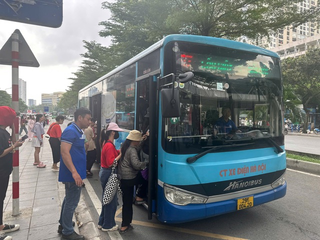 Hà Nội tăng tần suất chạy xe buýt, tàu điện phục vụ mùa thi 2026- Ảnh 1. Hà Nội tăng tần suất chạy xe buýt, tàu điện phục vụ mùa thi 2026- Ảnh 1.