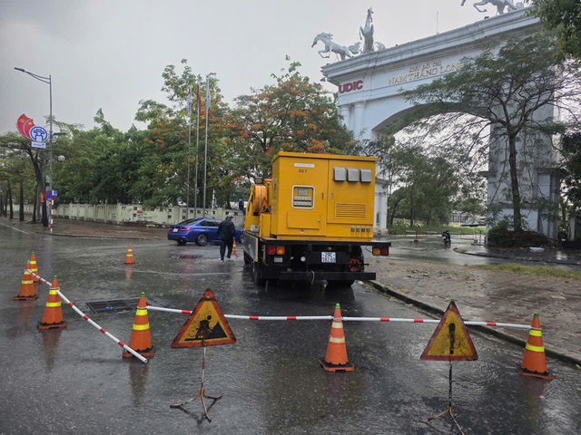 Hà Nội xuất hiện 4 điểm úng ngập sau mưa lớn chiều 28/5- Ảnh 2. Hà Nội xuất hiện 4 điểm úng ngập sau mưa lớn chiều 28/5- Ảnh 2.