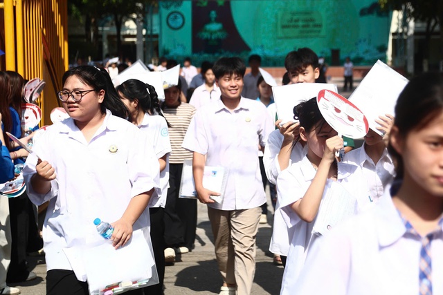 Thí sinh phấn khởi hoàn thành ngày thi đầu tiên vào lớp 10- Ảnh 2.