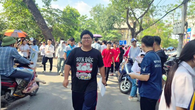 Thí sinh phấn khởi hoàn thành ngày thi đầu tiên vào lớp 10- Ảnh 1.