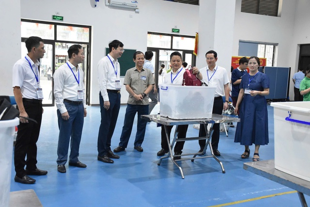 Hà Nội: Gần 125.000 thí sinh chính thức bước vào kỳ thi vào lớp 10 công lập- Ảnh 2. Hà Nội: Gần 125.000 thí sinh chính thức bước vào kỳ thi vào lớp 10 công lập- Ảnh 2.