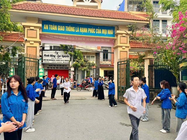 Hà Nội: Gần 125.000 thí sinh chính thức bước vào kỳ thi vào lớp 10 công lập- Ảnh 3. Hà Nội: Gần 125.000 thí sinh chính thức bước vào kỳ thi vào lớp 10 công lập- Ảnh 3.