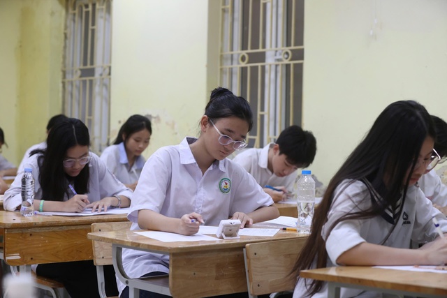 Thí sinh Hà Nội hoàn thành môn thi cuối cùng vào lớp 10 công lập- Ảnh 1. Thí sinh Hà Nội hoàn thành môn thi cuối cùng vào lớp 10 công lập- Ảnh 1.