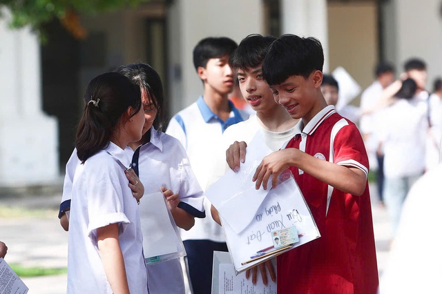 Thí sinh Hà Nội hoàn thành môn thi cuối cùng vào lớp 10 công lập- Ảnh 2. Thí sinh Hà Nội hoàn thành môn thi cuối cùng vào lớp 10 công lập- Ảnh 2.